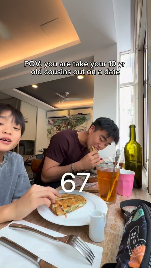 Anderson sharing a meal in his day-with-my-cousin vlog